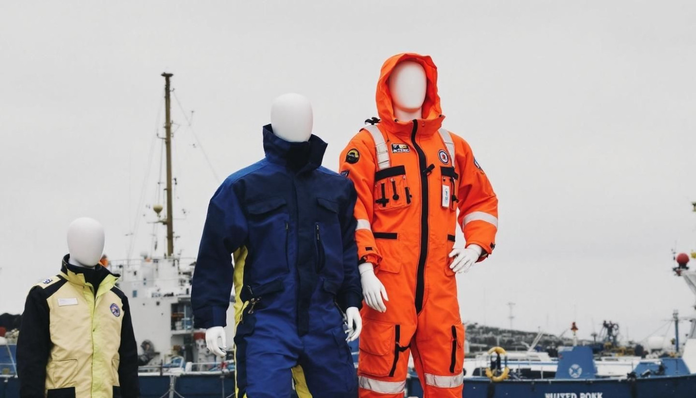 Les différences entre les combinaisons d'abandon et de travail en mer